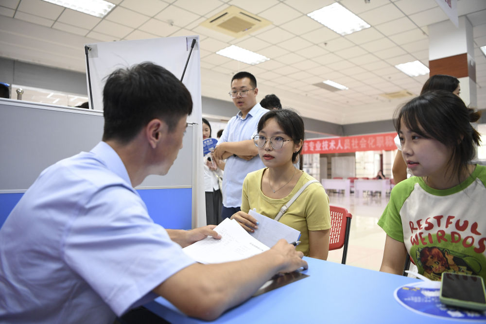 扎實(shí)推動(dòng)經(jīng)濟(jì)高質(zhì)量發(fā)展——以習(xí)近平同志為核心的黨中央今年以來引領(lǐng)中國經(jīng)濟(jì)持續(xù)恢復(fù)、穩(wěn)中求進(jìn)述評(píng)