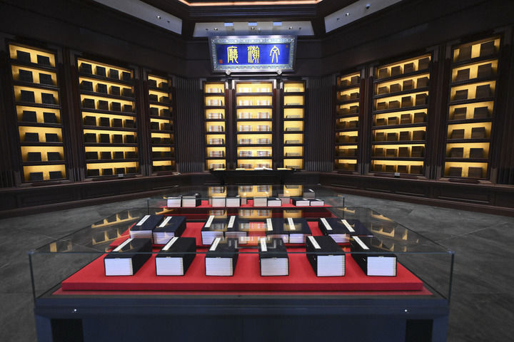 不斷攀登新的思想高峰——深入學(xué)習(xí)和全面貫徹習(xí)近平新時(shí)代中國特色社會(huì)主義思想述評(píng)