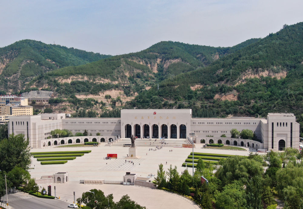 不斷攀登新的思想高峰——深入學(xué)習(xí)和全面貫徹習(xí)近平新時(shí)代中國特色社會(huì)主義思想述評(píng)