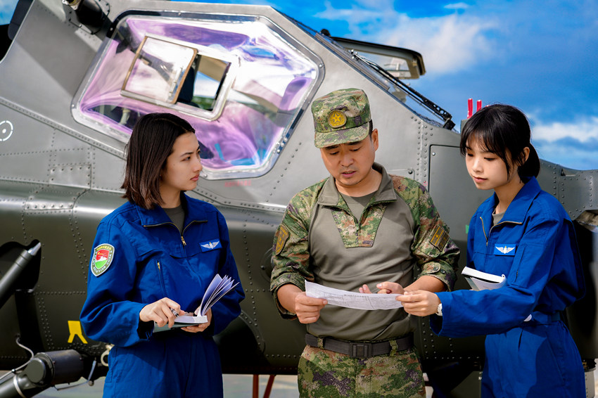 又美又颯！陸軍首批“00后”女飛行員入列“英雄陸航旅”