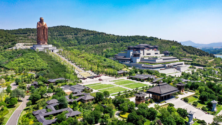 不斷攀登新的思想高峰——深入學(xué)習(xí)和全面貫徹習(xí)近平新時(shí)代中國特色社會(huì)主義思想述評(píng)