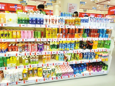 怡寶1.2元、可樂2.3元……以“便宜”為賣點的零食折扣店有多火？