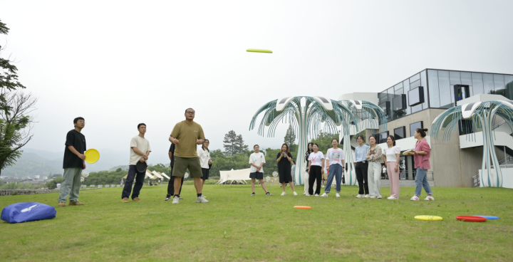 第一視點(diǎn)丨記者再訪余村手記：綠水青山變成幸?？可? /></p>
<p>在安吉余村鄉(xiāng)村圖書館前，年輕人在草坪上玩飛盤。圖片來源：新華社</p>
<p><strong>三</strong></p>
<p>歷史長河奔流不息，思想偉力引領(lǐng)航程。</p>
<p>把綠水青山建得更美、把金山銀山做得更大！諄諄囑托，化為堅(jiān)定行動(dòng)，一個(gè)又一個(gè)“余村”在蝶變。</p>
<p>人不負(fù)青山，青山定不負(fù)人。</p>
<p>生態(tài)美、經(jīng)濟(jì)強(qiáng)、百姓富！一幅現(xiàn)代版“富春山居圖”在浙江大地徐徐展開——</p>
<p>截至2022年底，浙江美麗鄉(xiāng)村覆蓋率已達(dá)93%，創(chuàng)成42個(gè)國家生態(tài)文明建設(shè)示范區(qū)、12個(gè)“綠水青山就是金山銀山”實(shí)踐創(chuàng)新基地，數(shù)量居全國第一；36家縣級(jí)兩山合作社，開發(fā)項(xiàng)目111個(gè)、累計(jì)帶動(dòng)村集體超1000個(gè)、村集體累計(jì)增收超5億元；全省生態(tài)環(huán)境公眾滿意度連續(xù)11年提升，實(shí)現(xiàn)國家污染防治攻堅(jiān)戰(zhàn)成效考核、生態(tài)環(huán)境滿意度評(píng)價(jià)兩個(gè)“全國第一”……</p>
<p>老百姓的幸福感哪里來？</p>
<p>作為習(xí)近平生態(tài)文明思想的重要萌發(fā)地、“綠水青山就是金山銀山”理念的發(fā)源地和率先實(shí)踐地，浙江以實(shí)踐作答：環(huán)境就是民生，青山就是美麗，藍(lán)天也是幸福。</p>
<p>這條路，浙江人越走越堅(jiān)定。綠水青山成為百姓的幸?？可剑G色成為浙江發(fā)展最動(dòng)人的色彩。</p>
<p>記得2020年，全國兩會(huì)，浙江代表團(tuán)首次以代表團(tuán)名義，向全國人代會(huì)提交《關(guān)于設(shè)立8·15“國家生態(tài)文明日”的議案》。我作為浙江代表團(tuán)隨團(tuán)記者，全程親歷并最早報(bào)道了這一刻。</p>
<p>今年6月，十四屆全國人大常委會(huì)第三次會(huì)議表決通過決定，將8月15日設(shè)立為全國生態(tài)日。從此，美麗中國建設(shè)有了更強(qiáng)有力的法治保障。</p>
<p>綠水青山，折射思想光芒，回應(yīng)時(shí)代之問。</p>
<p>今年7月，全國生態(tài)環(huán)境保護(hù)大會(huì)上，習(xí)近平總書記再次強(qiáng)調(diào)“兩山”理念：“牢固樹立和踐行綠水青山就是金山銀山的理念，把建設(shè)美麗中國擺在強(qiáng)國建設(shè)、民族復(fù)興的突出位置……”</p>
<p>從浙江生態(tài)省建設(shè)到美麗中國建設(shè)，思想穿越時(shí)代，照亮前行之路。</p>
<p>“綠水青山就是金山銀山”理念，引領(lǐng)中國廣袤大地發(fā)生著深刻變化；習(xí)近平生態(tài)文明思想深入人心，筑牢中國式現(xiàn)代化的生態(tài)根基，為全球生態(tài)文明建設(shè)貢獻(xiàn)了中國方案。</p>
<p>江潮奔涌，群山疊翠。從東海之濱到錢江兩岸，從繁華都市到美麗鄉(xiāng)村，人與自然和諧共生的現(xiàn)代化新篇章在浙江大地、在中國大地精彩續(xù)寫。</p>
      <!--ecms.*-->
      <p class=