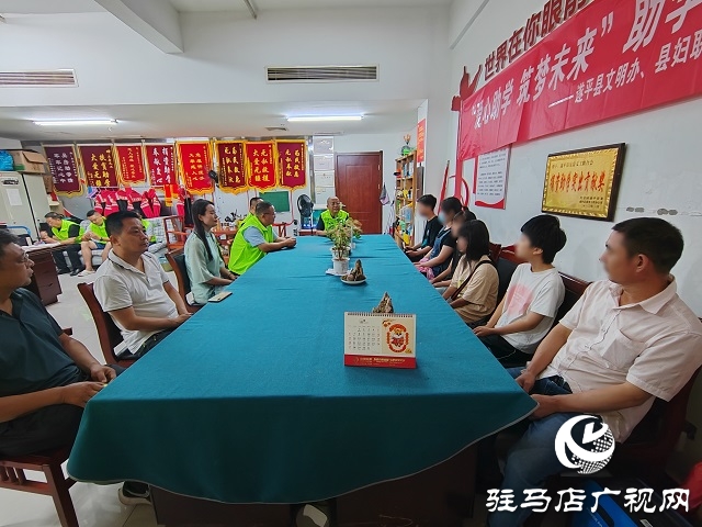  遂平縣文明辦、縣婦聯(lián)、縣教育局?jǐn)y手吳房義工為寒門學(xué)子發(fā)放下半年助學(xué)金