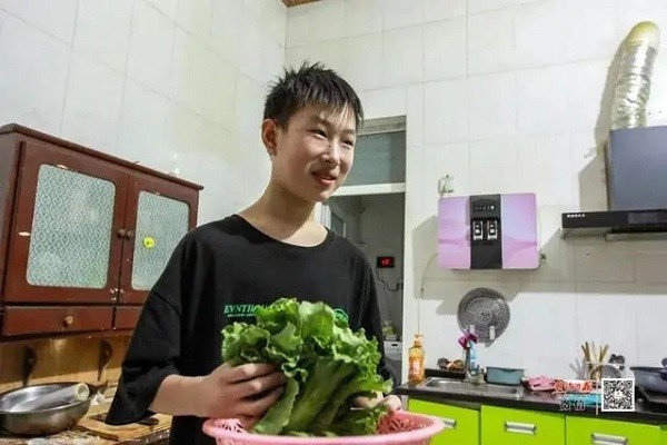 “新時代好少年”賀祉皓：同學(xué)有難就幫一把、扶一把 把愛心傳遞下去