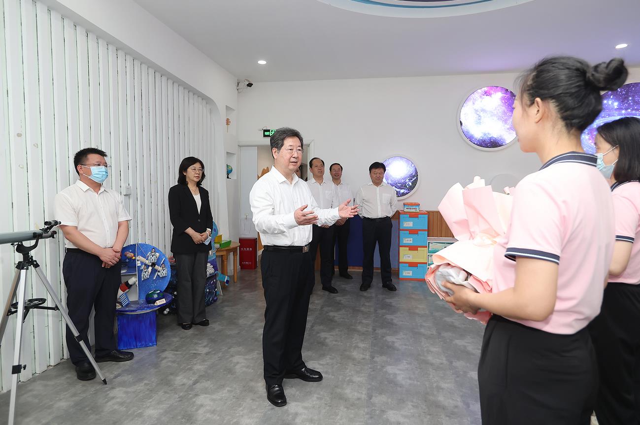 樓陽生到鄭州市上街區(qū)調(diào)研學(xué)前教育工作并看望慰問教師