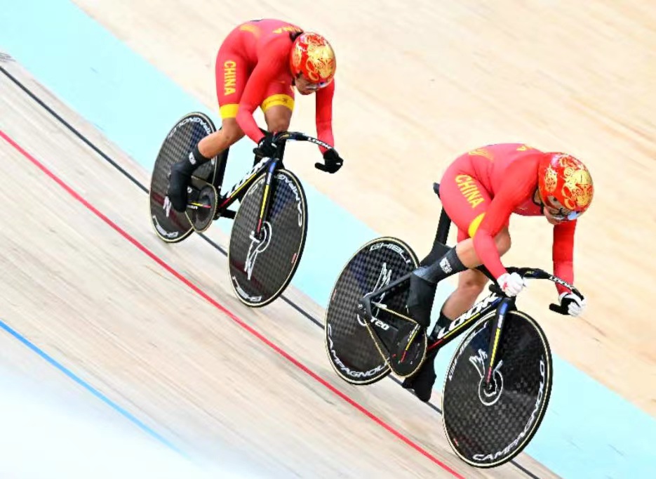 亞運“豫”見你丨河南第三金！鮑珊菊和隊友戴“哪吒”頭盔腳踩“風(fēng)火輪”競速奪冠