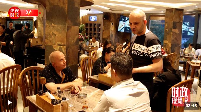 時(shí)政現(xiàn)場(chǎng)說(shuō)丨穆罕奈德：在義烏 把中國(guó)夢(mèng)和阿拉伯夢(mèng)完美結(jié)合