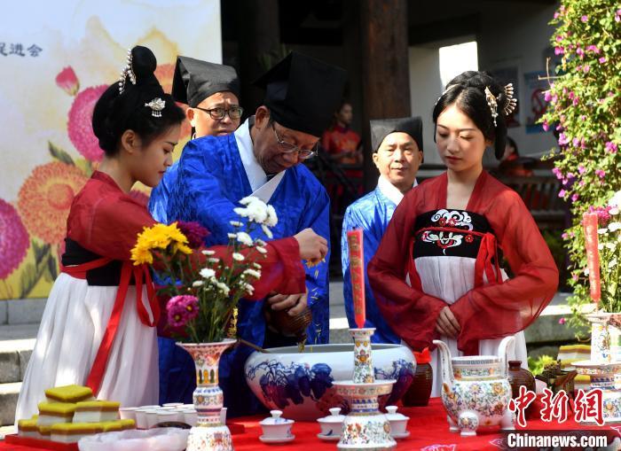 重陽(yáng)節(jié)的小知識(shí)：為啥又叫菊花節(jié)？重陽(yáng)糕長(zhǎng)啥樣？