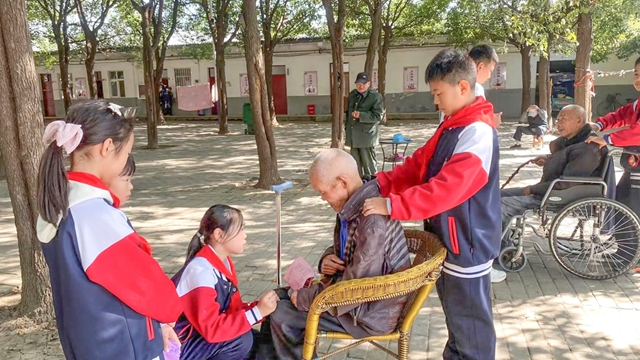 駐馬店實(shí)驗(yàn)小學(xué)開展重陽(yáng)節(jié)愛(ài)老敬老實(shí)踐活動(dòng)
