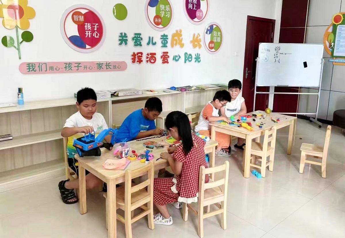 河南南樂(lè)：“居民會(huì)客廳”聊出百姓“小幸?！? /></p>
<p>打造“便民”會(huì)客廳，實(shí)現(xiàn)為民服務(wù)“零距離”。按照“拆柜臺(tái)、搭前臺(tái)、建后臺(tái)”的思路，在整體布局上，該社區(qū)打破傳統(tǒng)社區(qū)“一站式”大廳格局，從功能布局、服務(wù)制度、工作紀(jì)律、辦事機(jī)制、工作方法、服務(wù)態(tài)度、業(yè)務(wù)能力等各方面進(jìn)行提升，變“群眾上門(mén)找”為“打開(kāi)大門(mén)迎”。針對(duì)老弱病殘等特殊群體，專門(mén)開(kāi)辟綠色通道，實(shí)行優(yōu)先辦理，更好實(shí)現(xiàn)了辦公空間最小化、服務(wù)功能最大化、群眾體驗(yàn)親民化。</p>
<p>打造“功能”會(huì)客廳，實(shí)現(xiàn)為民服務(wù)“多元化”。突出社區(qū)“服務(wù)+”功能發(fā)揮，針對(duì)居民精神文化需求，通過(guò)征集紅色文化和孝道故事，打造家風(fēng)家訓(xùn)教育平臺(tái)，引領(lǐng)轄區(qū)黨員群眾回顧黨史光輝歷程；針對(duì)大學(xué)生寒暑假社會(huì)實(shí)踐需求，建立了社區(qū)“大學(xué)生志愿服務(wù)站”。在縣區(qū)首創(chuàng)“四點(diǎn)半課堂”，有效解決了社區(qū)上班族和外來(lái)務(wù)工人員子女放學(xué)后看護(hù)難的問(wèn)題。截至目前，已累計(jì)開(kāi)展各類(lèi)志愿服務(wù)300余人次。</p>
<p style=