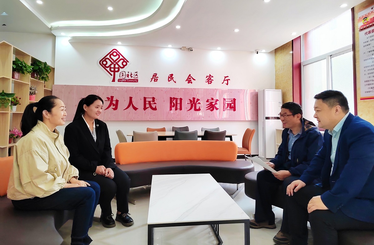 河南南樂(lè)：“居民會(huì)客廳”聊出百姓“小幸?！? /></p>
<p>“以前來(lái)社區(qū)辦事，跟工作人員隔著柜臺(tái)，感覺(jué)比較壓抑?，F(xiàn)在面對(duì)面零距離聊天，感覺(jué)很溫馨舒適。帶孩子辦事的時(shí)候，孩子還能去樓上兒童活動(dòng)室玩耍，真是太貼心啦。”居民王阿姨說(shuō)的這個(gè)“家”，就是于10月30日正式投入使用的濮陽(yáng)市南樂(lè)縣陽(yáng)光花園社區(qū)居民會(huì)客廳。</p>
<p>今年以來(lái)，為提高社區(qū)公共服務(wù)水平、滿足群眾多樣化需求，南樂(lè)縣民政局組織實(shí)施了社區(qū)服務(wù)質(zhì)量提升行動(dòng)。陽(yáng)光花園社區(qū)以實(shí)施社區(qū)服務(wù)大廳親民化改造提升為切入點(diǎn)，創(chuàng)新建設(shè)了集“便民、功能、移動(dòng)”三項(xiàng)優(yōu)勢(shì)于一體的社區(qū)居民會(huì)客廳，讓為民服務(wù)走進(jìn)群眾心坎中，把惠民實(shí)事辦到群眾心坎上，推動(dòng)服務(wù)模式向人性化、親情化、全方位轉(zhuǎn)變。</p>
<p style=