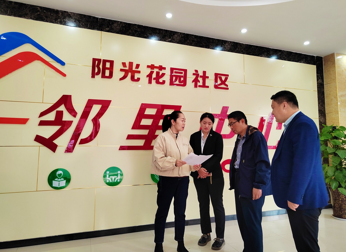 河南南樂(lè)：“居民會(huì)客廳”聊出百姓“小幸?！? /></p>
<p>打造“移動(dòng)”會(huì)客廳，實(shí)現(xiàn)為民服務(wù)“在網(wǎng)格”。為不斷增強(qiáng)群眾幸福感滿意度，陽(yáng)光花園社區(qū)堅(jiān)持全盤(pán)聯(lián)動(dòng)、全員參與，建立了全覆蓋的精細(xì)化全科網(wǎng)格，將社區(qū)28個(gè)樓院劃分為4個(gè)網(wǎng)格，明確“一長(zhǎng)三員”132名，選派16名“兩代表一委員”進(jìn)駐網(wǎng)格，繪制網(wǎng)格管理示意圖，全面公示服務(wù)范圍、事項(xiàng)、網(wǎng)格人員聯(lián)系方式等信息，堅(jiān)持網(wǎng)格日常走訪，健全完善多級(jí)聯(lián)動(dòng)服務(wù)運(yùn)轉(zhuǎn)工作機(jī)制，形成了“人在‘網(wǎng)’中走，事在‘格’中辦”的高效服務(wù)格局。與此同時(shí)，以樓院為單位建立4個(gè)鄰里互助服務(wù)團(tuán)，不斷激發(fā)廣大黨員和居民參與社區(qū)自治的積極性主動(dòng)性。</p>
<p>據(jù)南樂(lè)縣民政局有關(guān)負(fù)責(zé)人介紹，下一步，將持續(xù)提升社區(qū)居民會(huì)客廳的環(huán)境水平和服務(wù)功能，滿足服務(wù)群眾多樣化需求；并堅(jiān)持因地制宜、親民便民、試點(diǎn)先行，爭(zhēng)取2024年再打造3個(gè)社區(qū)居民會(huì)客廳，不斷提升基層社區(qū)服務(wù)水平，為全縣社區(qū)創(chuàng)建“五星”賦能增效。（朱佩嫻 段利梅 賈紅敏）</p>
      <!--ecms.*-->
      <p class=
