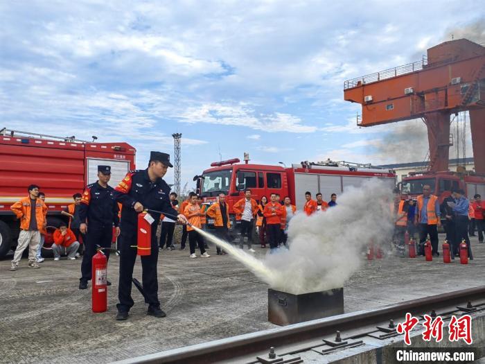 各地鐵路公安機關(guān)開展消防宣傳，擰緊“安全閥”
