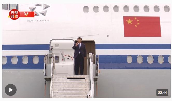 獨(dú)家視頻丨習(xí)近平步出艙門(mén) 美方多位高級(jí)官員在機(jī)場(chǎng)迎接