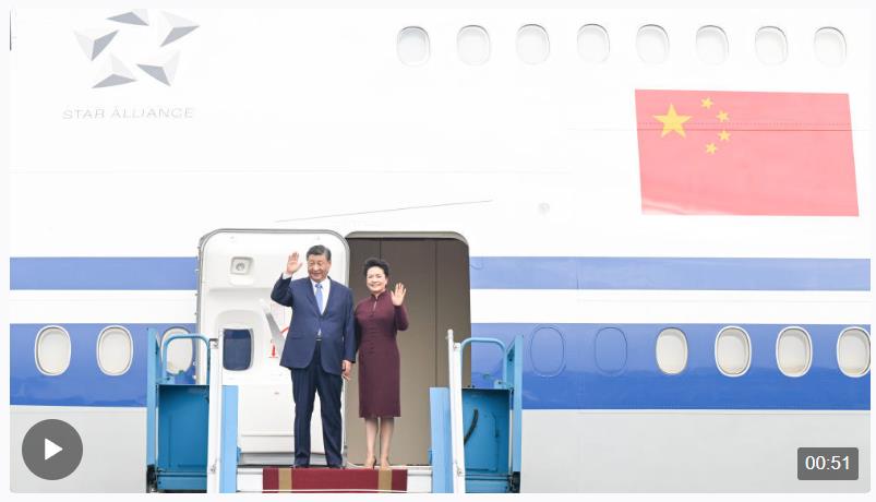 獨(dú)家視頻丨習(xí)近平步出艙門 越南總理范明政等在舷梯旁熱情迎接