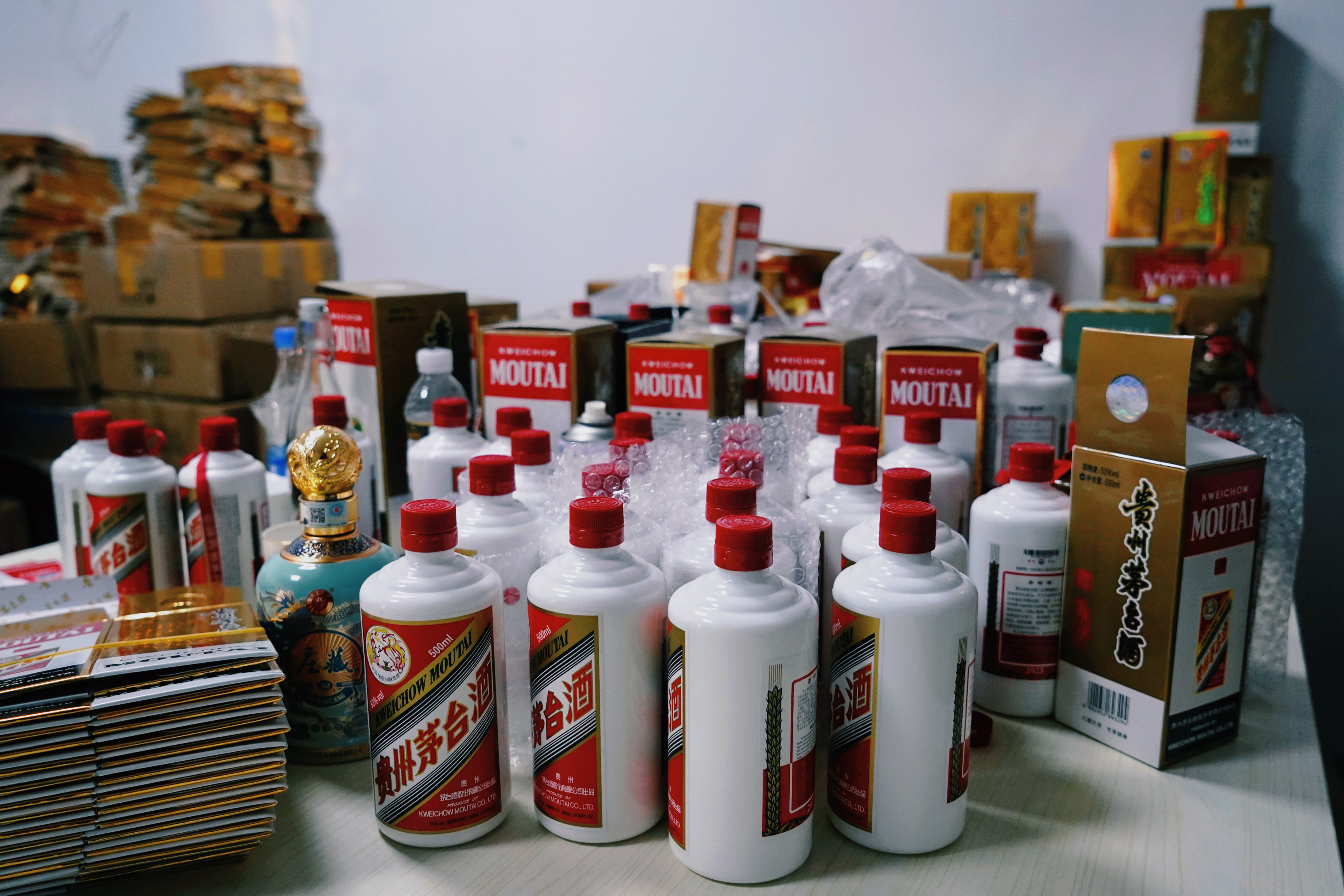 收購茅臺空瓶后灌裝低檔酒售賣，六團伙涉案2000余萬元18人被刑拘