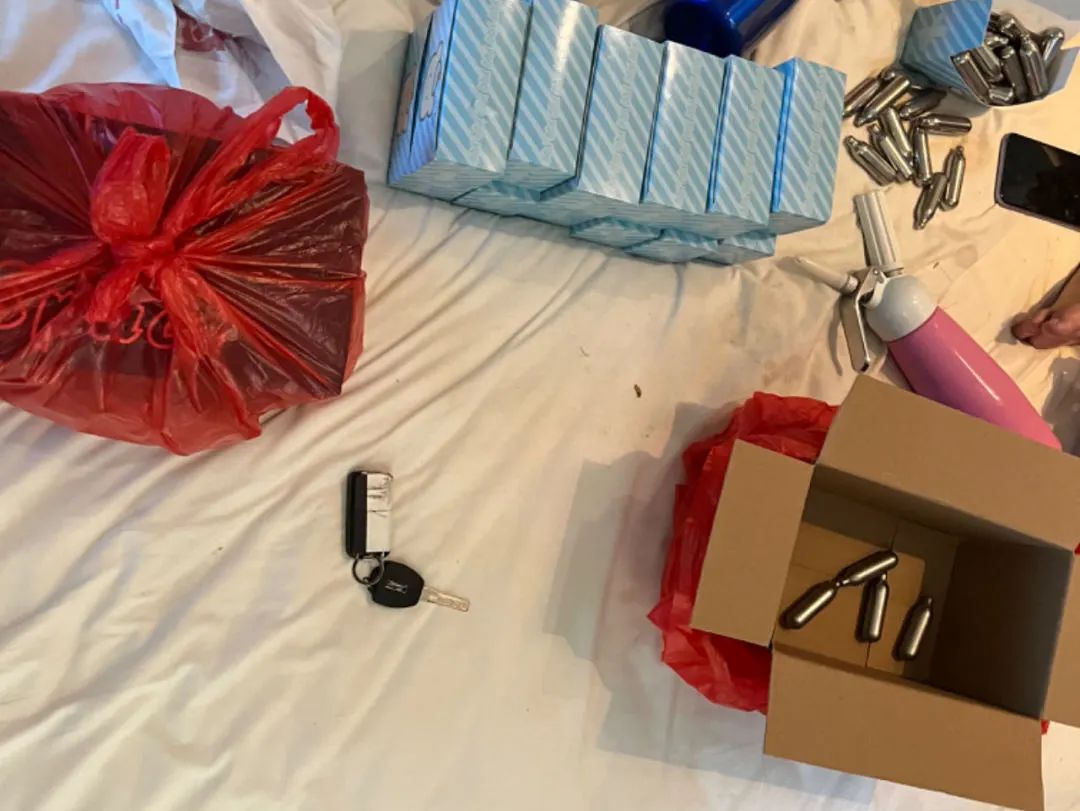 一夜吸食“笑氣”840瓶？抓！