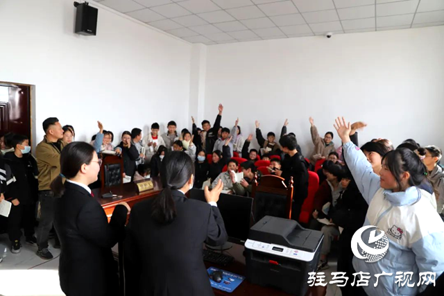 移動(dòng)式法治講堂什么樣？我想去看看！