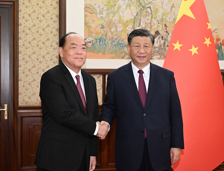 習(xí)近平聽取賀一誠述職報告???????