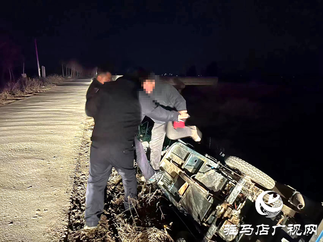 遂平縣:老人駕車不慎側(cè)翻 巡邏民警及時施救