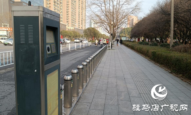 遺留在駐馬店街頭的公共自行車停車樁何日能拆除？