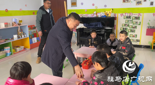 中國好人何文禮向駐馬店市兒童福利院獻(xiàn)愛心