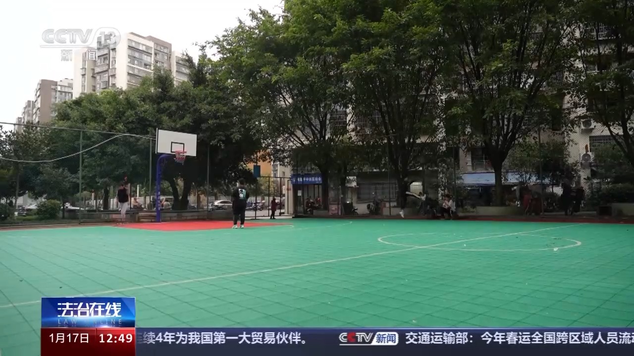 老人橫穿籃球比賽場地被撞要不要賠？法院判決→