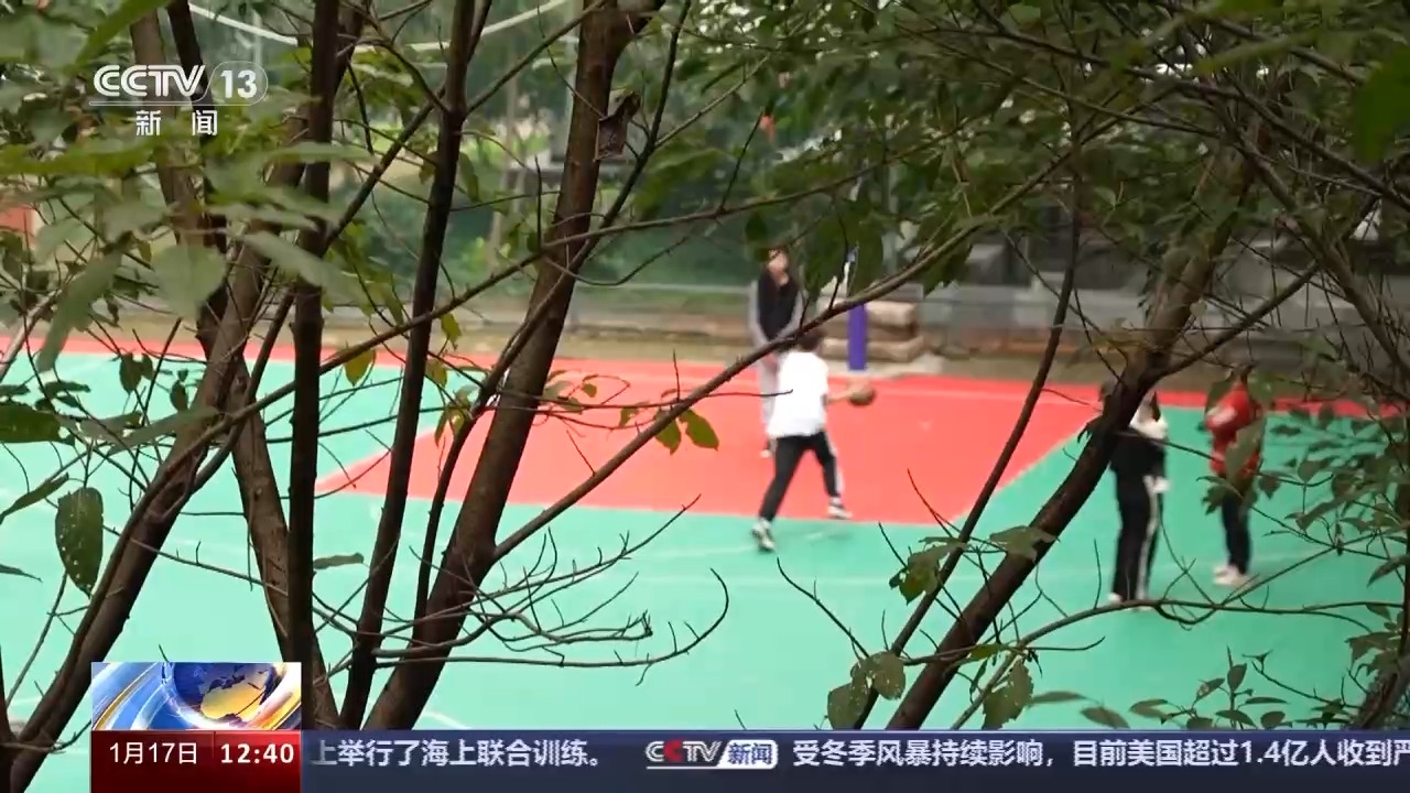 老人橫穿籃球比賽場地被撞要不要賠？法院判決→