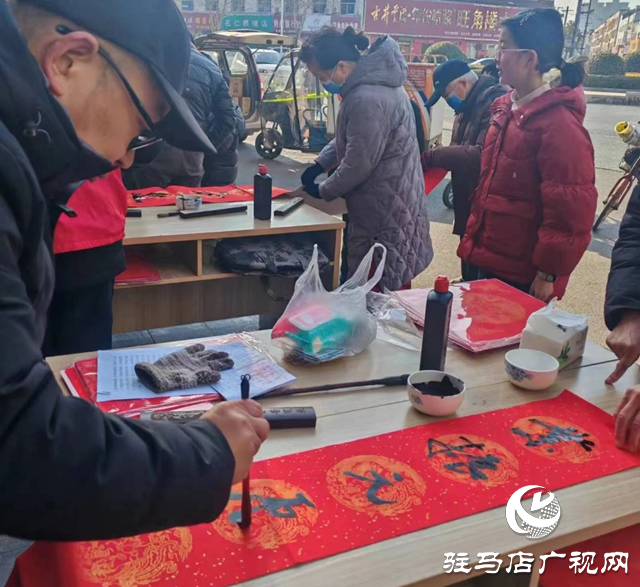 遂平縣總工會(huì)開展“迎新春 送福進(jìn)萬(wàn)家”義寫春聯(lián)活動(dòng)