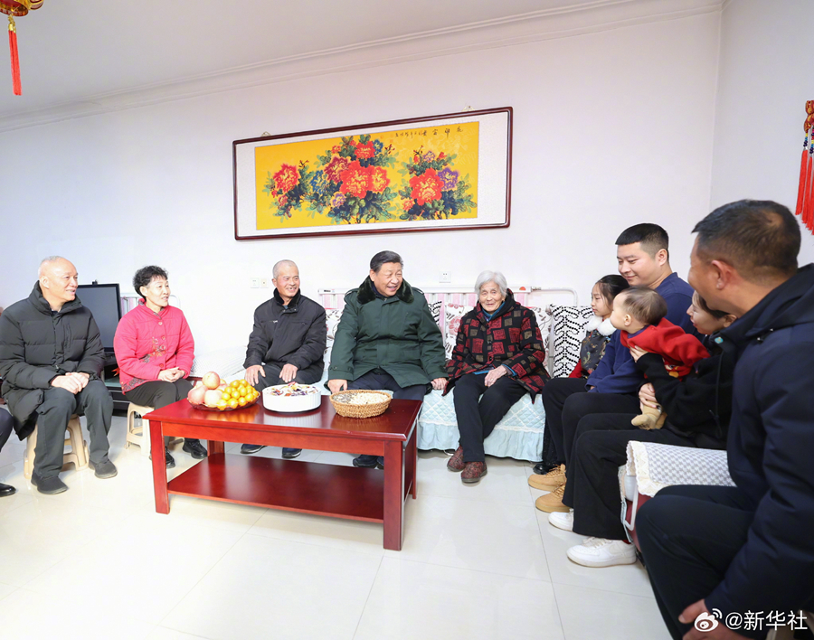 習(xí)近平春節(jié)前夕在天津看望慰問基層干部群眾