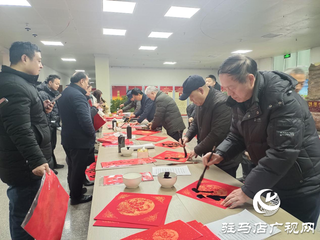 駐馬店市舉辦“百花迎新樂(lè)中原”文藝界義寫春聯(lián)活動(dòng)