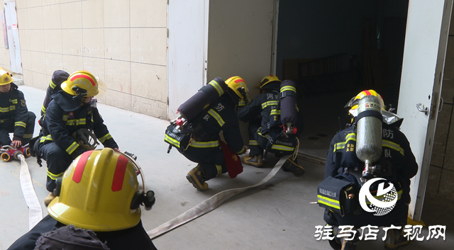 汝南縣消防救援大隊(duì)開(kāi)展大型商業(yè)綜合體實(shí)戰(zhàn)演練