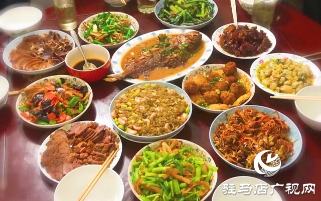 年夜飯餐桌上必有的菜品，看看和你家的一樣嗎