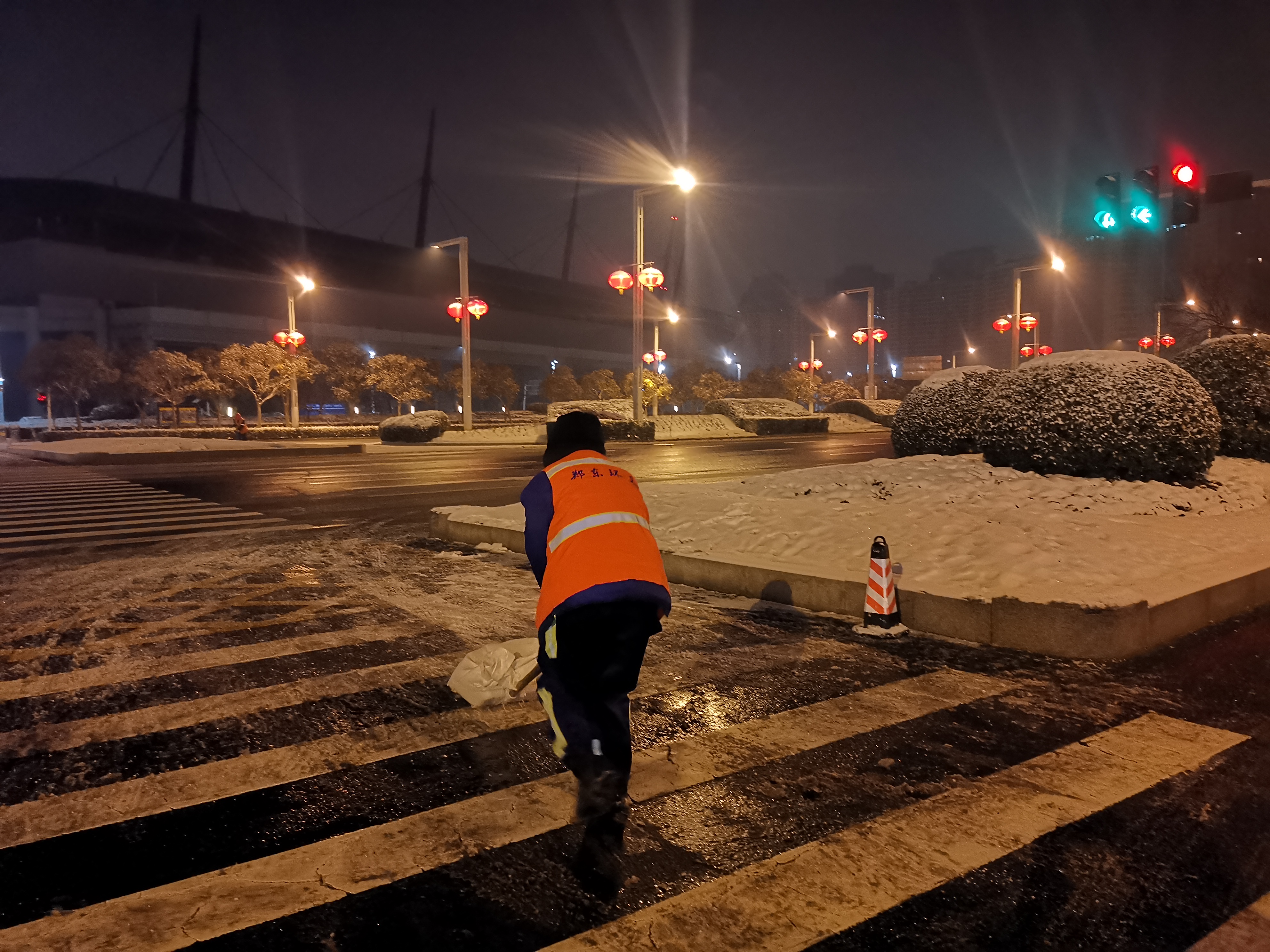鄭州“路不見雪”背后：近6萬人徹夜除雪，全員演練45次應對極端天氣