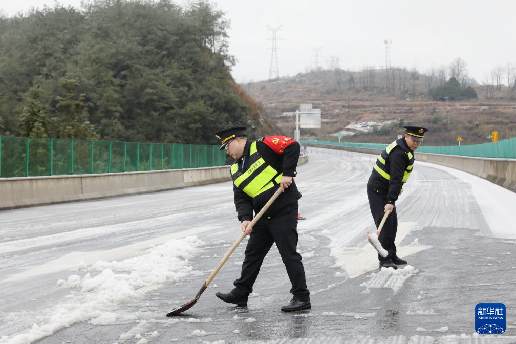 各地積極應(yīng)對低溫雨雪天氣
