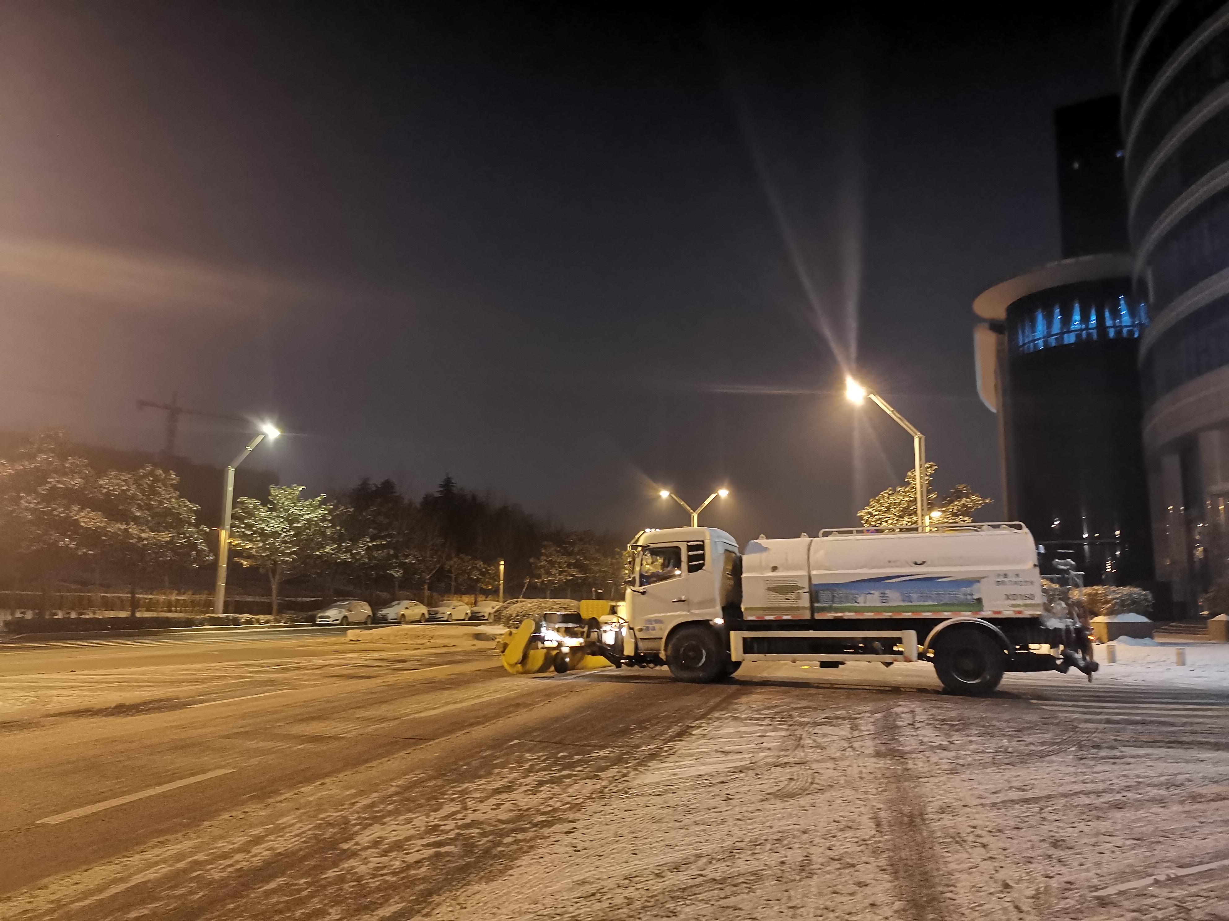 鄭州“路不見雪”背后：近6萬人徹夜除雪，全員演練45次應對極端天氣