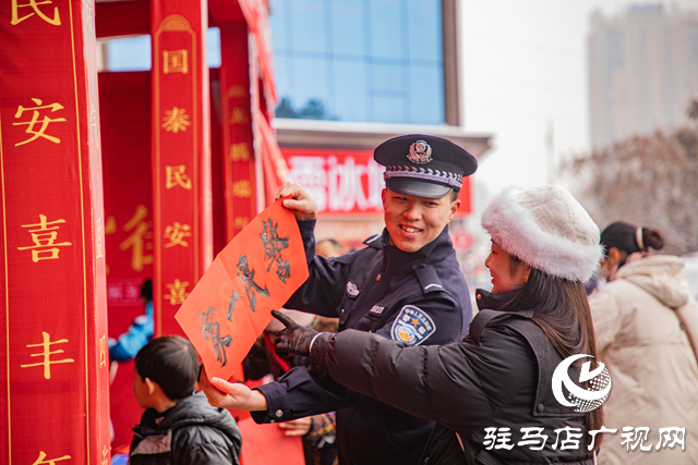 迎新納福贈(zèng)春聯(lián) 反詐防范護(hù)平安