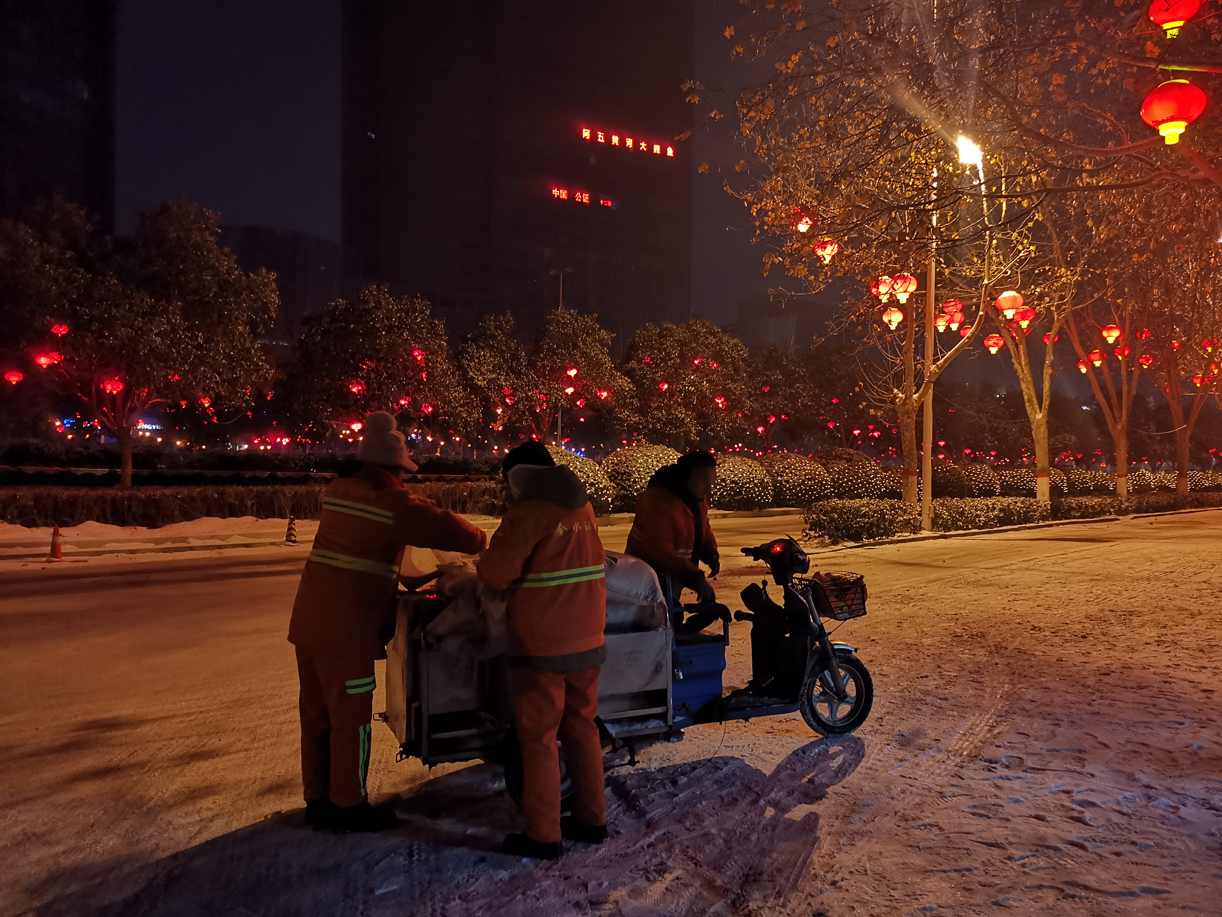 鄭州“路不見雪”背后：近6萬人徹夜除雪，全員演練45次應對極端天氣