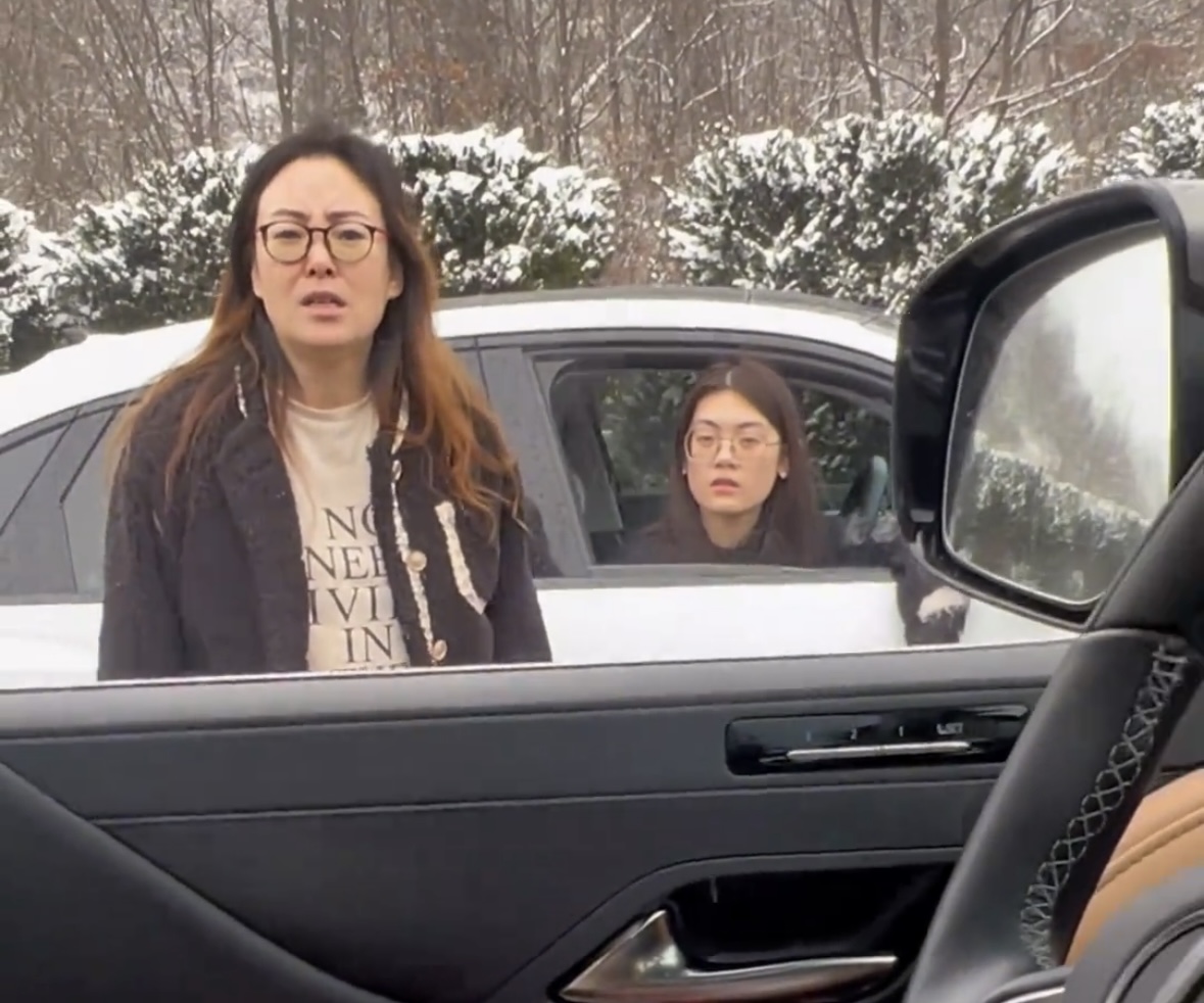 被困湖北高速急哭的女車主獲河南小伙救援：“河南人真中！”