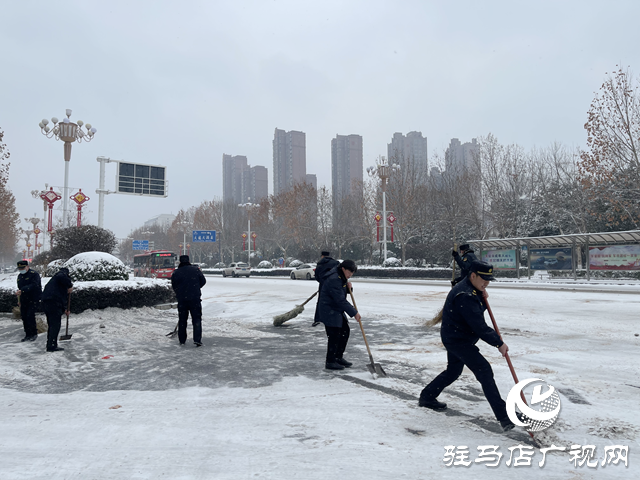 駐馬店經(jīng)濟(jì)開(kāi)發(fā)區(qū)：除雪鏟冰 為市民出行“保駕護(hù)航”