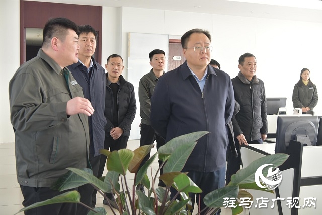 平輿縣委副書記、縣長(zhǎng)李磊看望慰問(wèn)一線干部職工