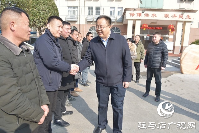 平輿縣委副書記、縣長(zhǎng)李磊看望慰問(wèn)一線干部職工