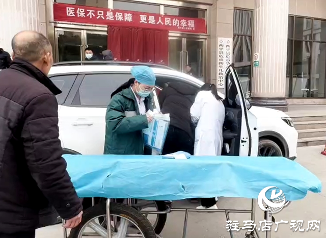 爭(zhēng)分奪秒！西平一產(chǎn)婦在私家車上分娩 醫(yī)護(hù)飛奔救治