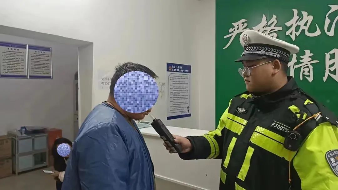 男子酒駕逃逸拉交警投湖，公安：涉襲警罪，已刑拘