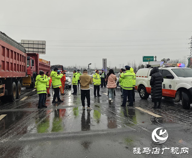 除雪化冰，警車帶道!冰凍天氣駐馬店高速交警護(hù)航平安路