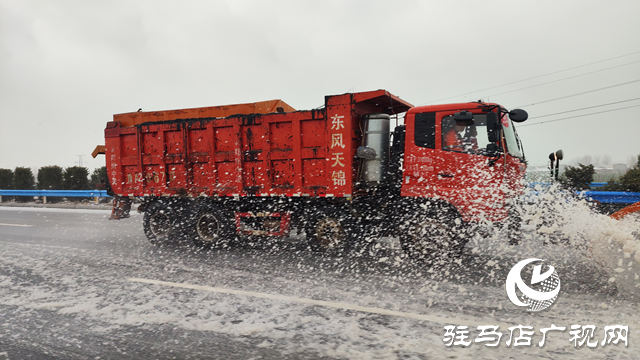 除雪化冰，警車帶道!冰凍天氣駐馬店高速交警護(hù)航平安路