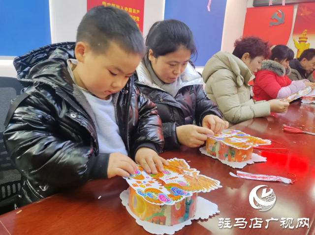 驛城區(qū)賈莊居委會開展“做燈籠，猜燈謎，慶元宵”活動