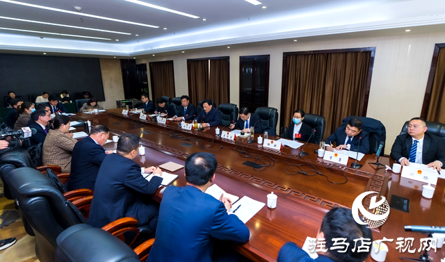西平縣委書記侯公濤與出席第十六屆四次會(huì)議的人大代表 集中審議政府、計(jì)劃、財(cái)政三個(gè)報(bào)告