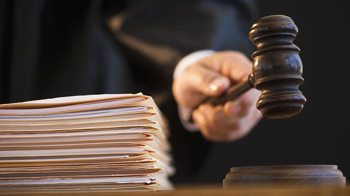 哺乳期教師不同意調(diào)崗為保潔工遭解聘，法院：學(xué)校違法，賠5.8萬(wàn)